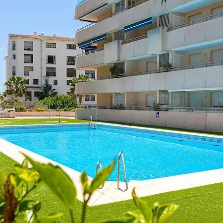- Marina Banus, Puerto Banus, 2br Spacious, Parking & Pool شقة
