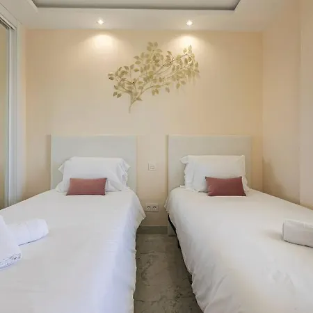 - Marina Banus, Puerto Banus, 2br Spacious, Parking & Pool *