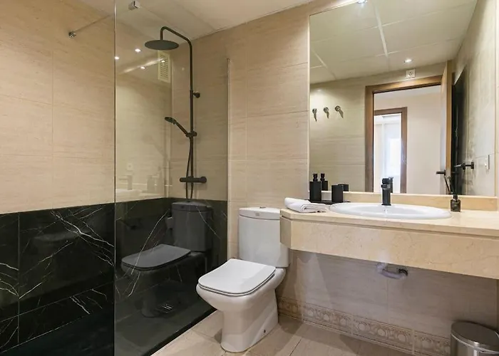 - Marina Banus, Puerto Banus, 2br Spacious, Parking & Pool Marbella