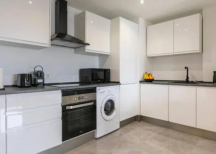 - Marina Banus, Puerto Banus, 2br Spacious, Parking & Pool *