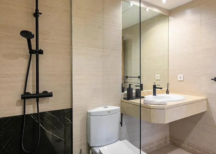 - Marina Banus, Puerto Banus, 2br Spacious, Parking & Pool Apartament