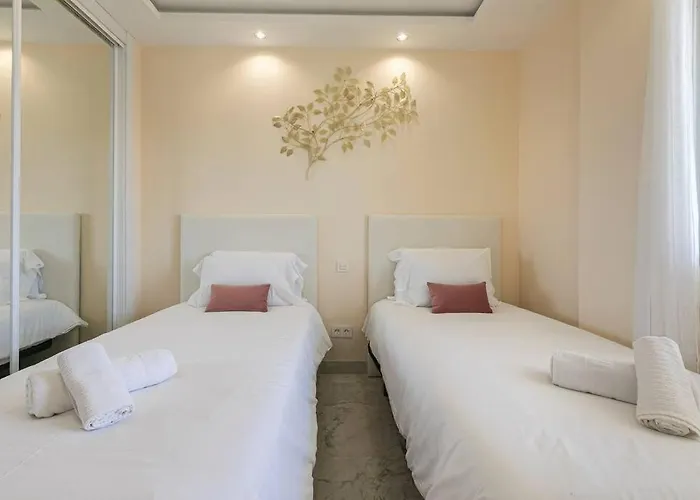 - Marina Banus, Puerto Banus, 2br Spacious, Parking & Pool *