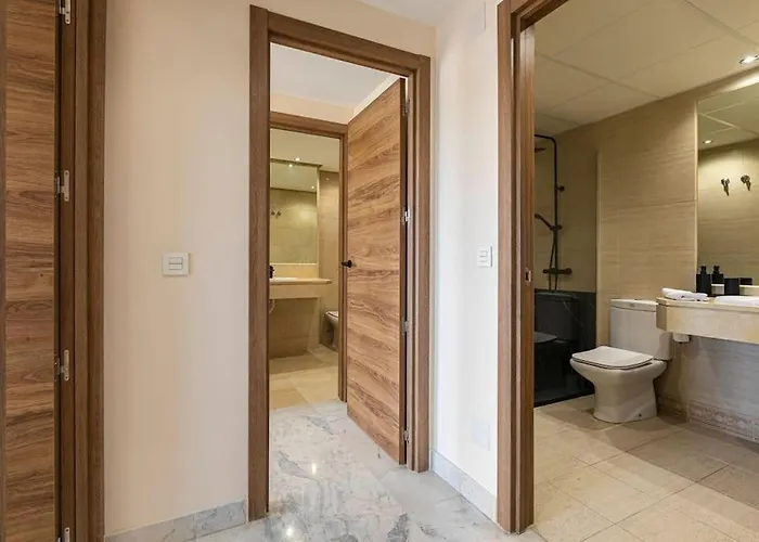 - Marina Banus, Puerto Banus, 2br Spacious, Parking & Pool Marbella