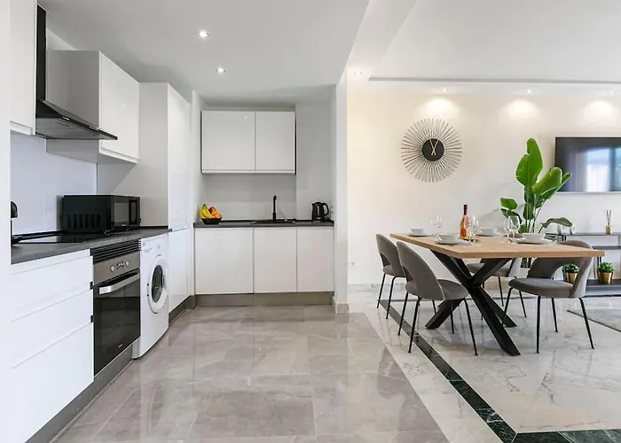 - Marina Banus, Puerto Banus, 2br Spacious, Parking & Pool Marbella