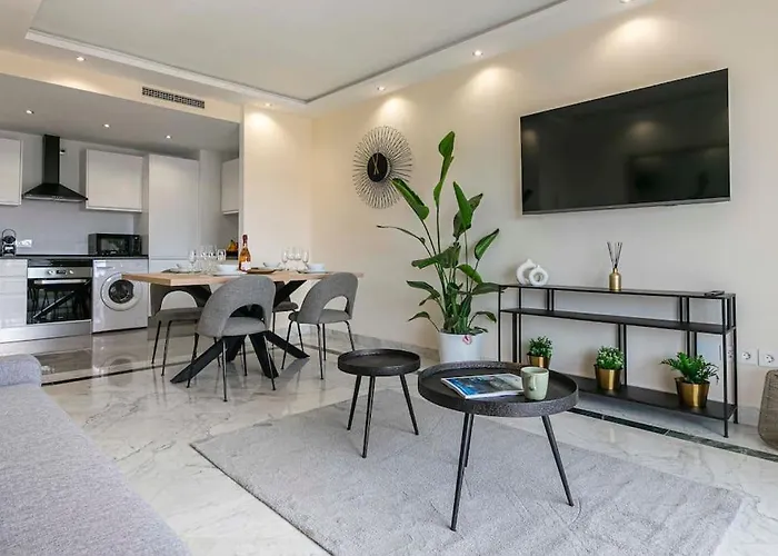 - Marina Banus, Puerto Banus, 2br Spacious, Parking & Pool Apartament