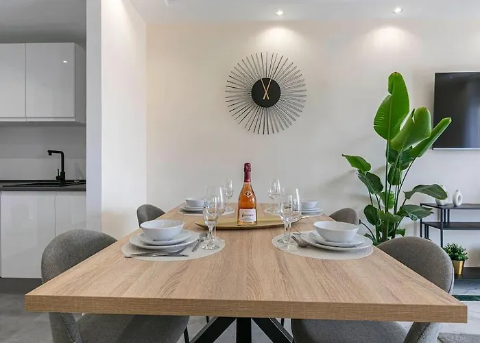 - Marina Banus, Puerto Banus, 2br Spacious, Parking & Pool Apartment
