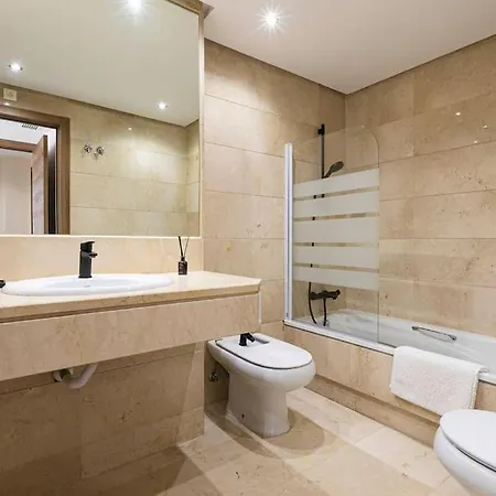 - Marina Banus, Puerto Banus, 2br Spacious, Parking & Pool * 마르베야