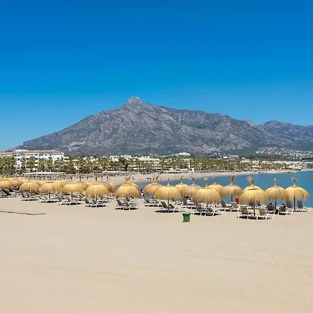 - Marina Banus, Puerto Banus, 2br Spacious, Parking & Pool * 마르베야