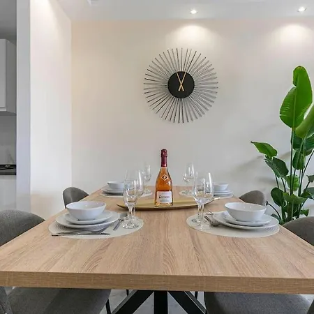 Marbella Home Rentals - Marina Banus, Puerto Banus, 2Br Spacious, Parking & Pool Апартаменти