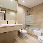 - Marina Banus, Puerto Banus, 2br Spacious, Parking & Pool * Μαρμπέλλα