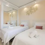 - Marina Banus, Puerto Banus, 2br Spacious, Parking & Pool Διαμέρισμα