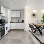 - Marina Banus, Puerto Banus, 2br Spacious, Parking & Pool Μαρμπέλλα