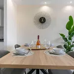 - Marina Banus, Puerto Banus, 2br Spacious, Parking & Pool Διαμέρισμα