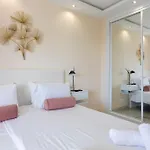- Marina Banus, Puerto Banus, 2br Spacious, Parking & Pool * Μαρμπέλλα