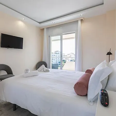 - Marina Banus, Puerto Banus, 2br Spacious, Parking & Pool * 马尔韦利亚